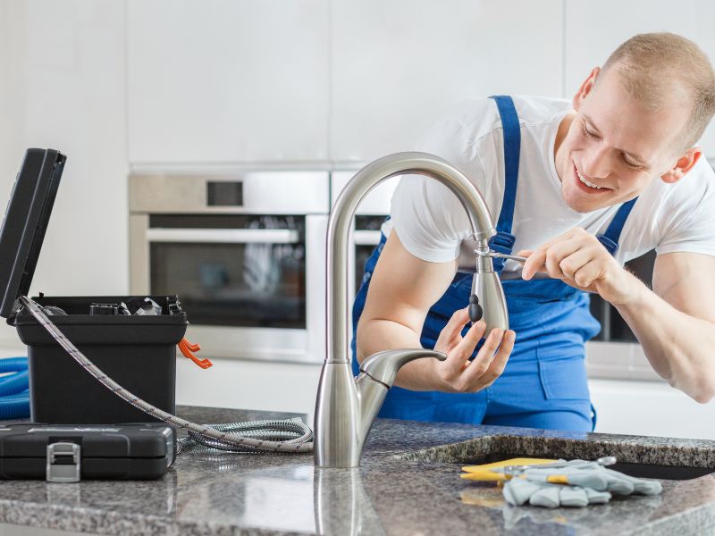 Plunge into Success A Plumbers' Guide to Social Media Mastery
